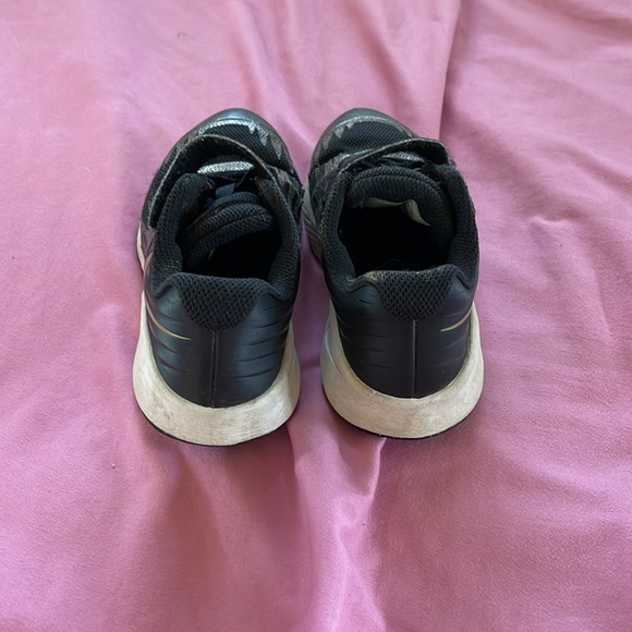 Girls Nike sneakers size 11 - Picture 3 of 4